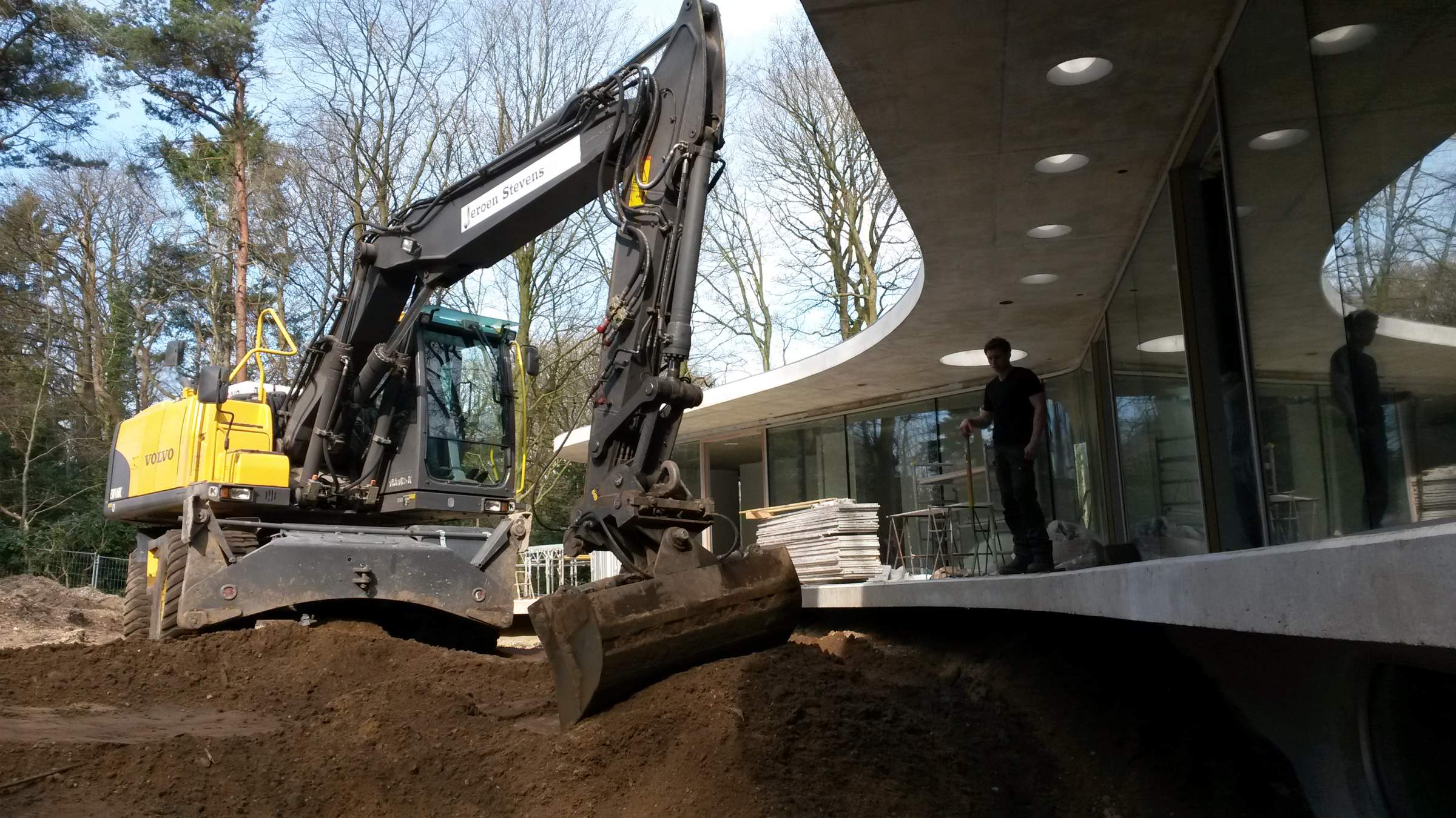 LANDLAB's Luc Joosten on site constructing the Bosvilla