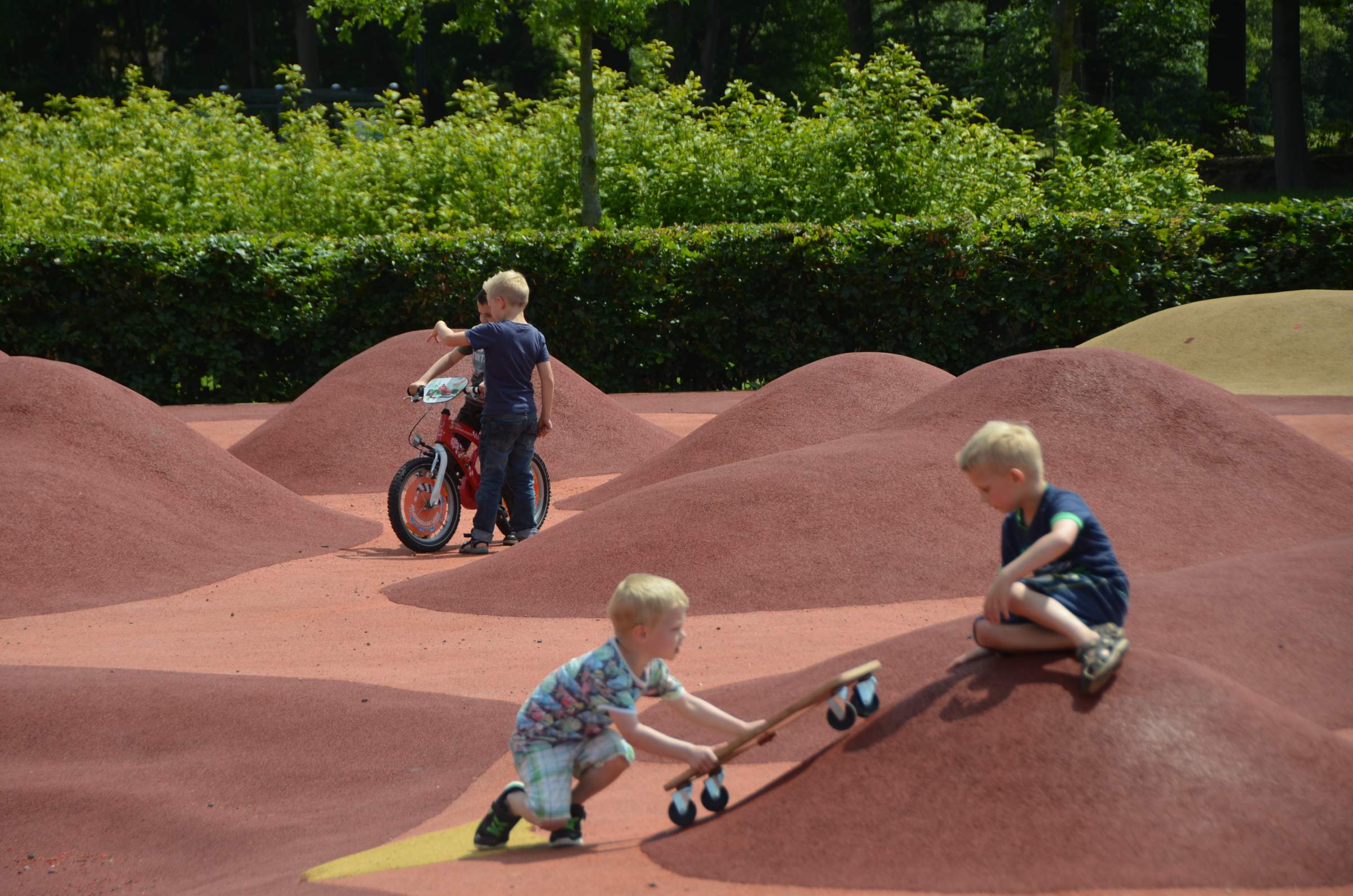 LANDLAB Gooikerspark Deventer kids on hills