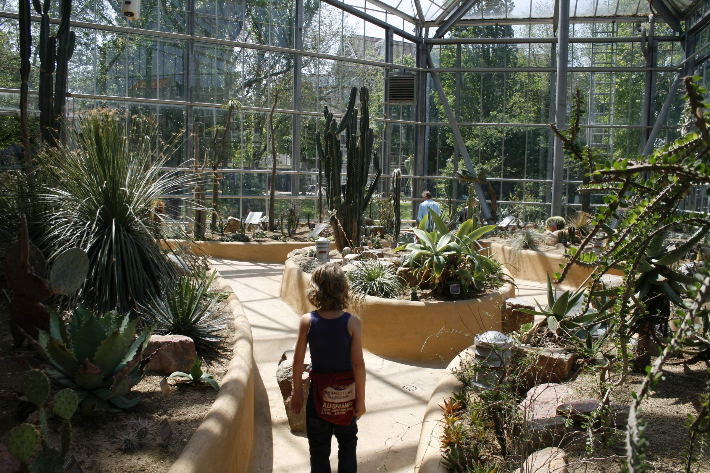 LANDLAB Hortus Botanicus Amsterdam Desert Green House_kid walks